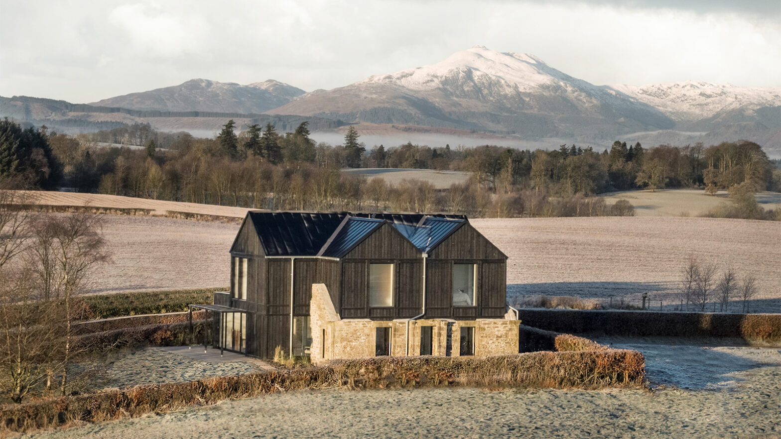 A dilapidated farmhouse twists the contemporary home