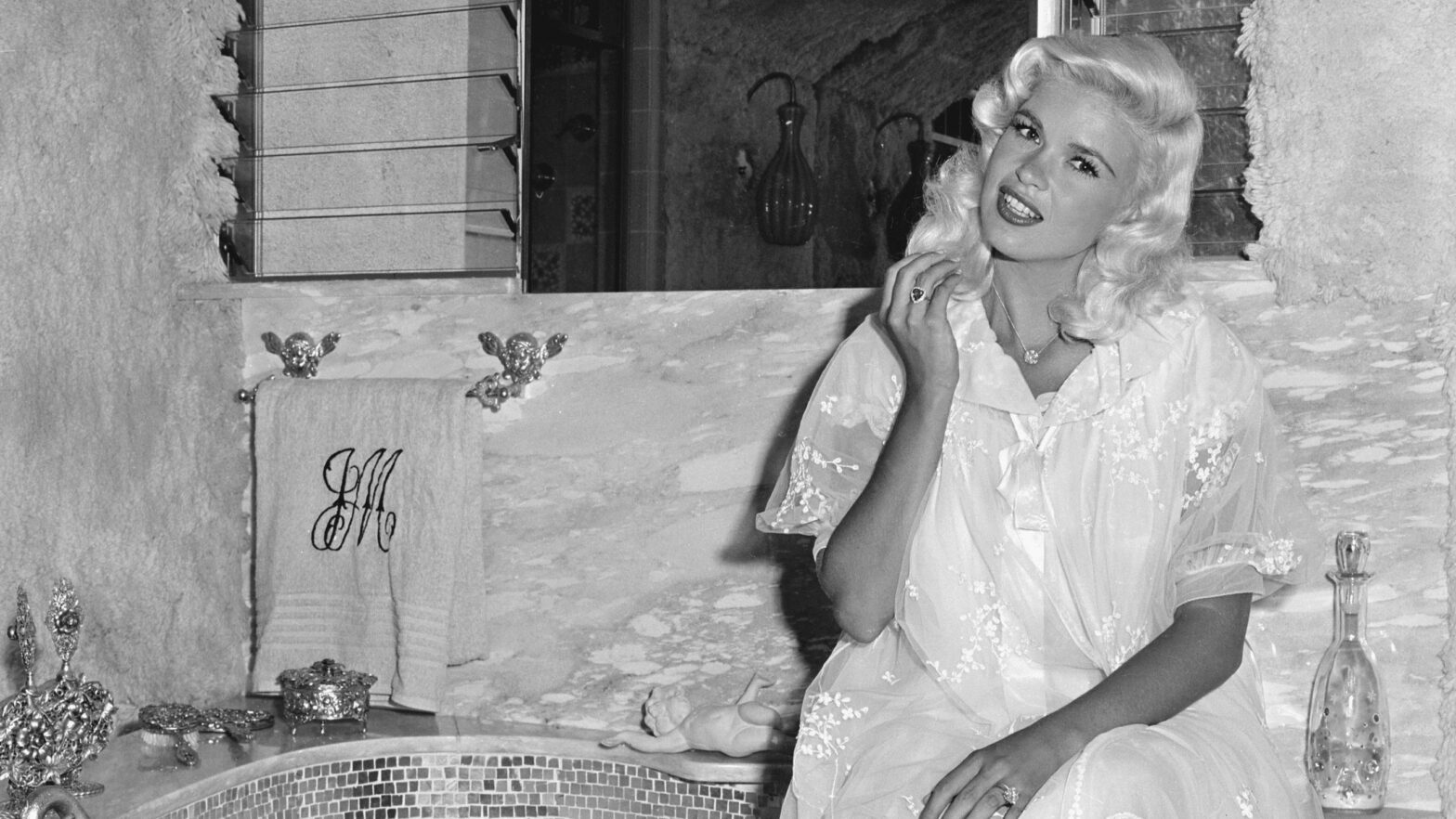 Jayne Mansfield at home: 19 photos of the pink palace of the bomb and more