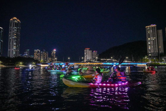 Kayak drivers can be seen in Busan last year during the Starry Suyeong River (Led Kayak Experience Under the Stars) [BUSAN TOURISM ORGANIZATION]