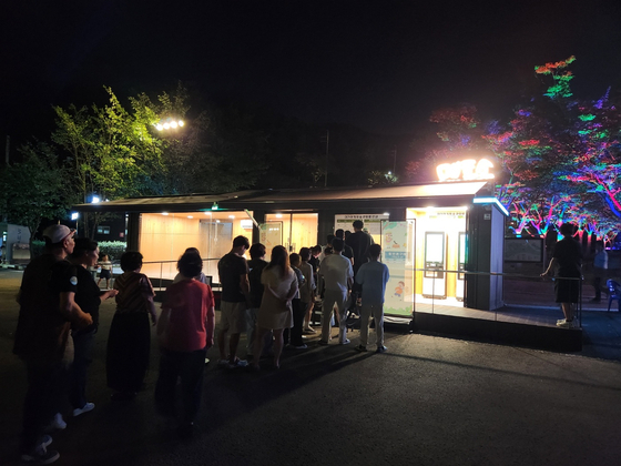 Visitors are aimed at tickets at the ticket counter for Daegaya Forest of Light (translated), a topic -related night park that opened on September 5 in Goryeong County, North Gyeongsang. [KIM JUNG-SEOK]