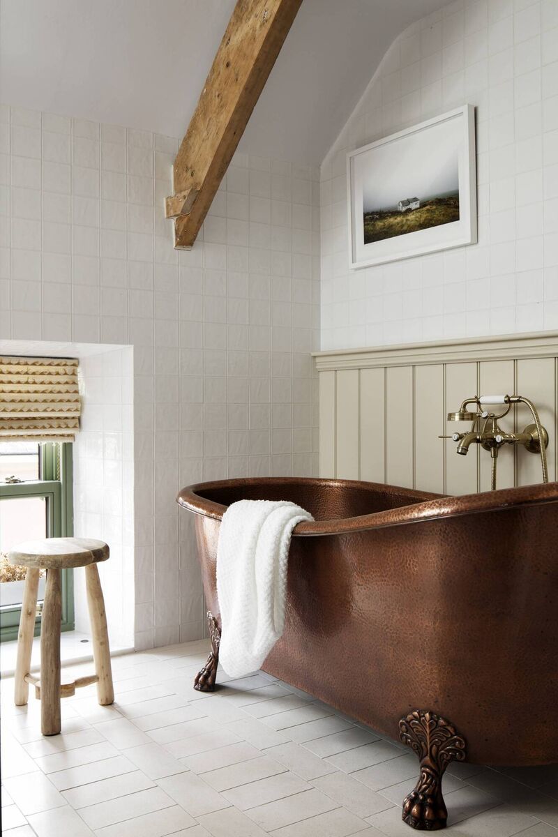 The copper bathtub adds a touch of luxury. The copper bathtub adds a touch of luxury.