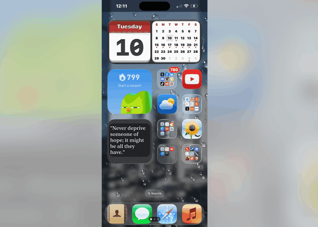 A glassy iOS 26 -Start screen design