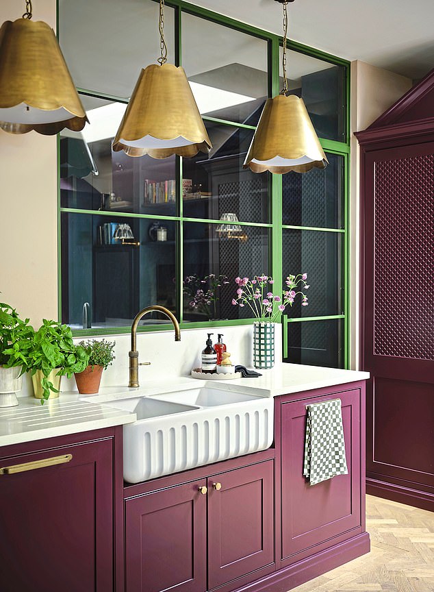 Here a trio of brass pendant lights (each £ 325, Pooky.com) appeared in inviting light baths over the sink - practical for washing, while a gentle glow throws around the room. Try lightsandlamps.com for cheaper options.