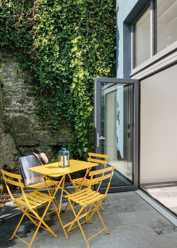 The extended and renovated Kinsale terrace residence mixes the indoor and outdoor area of ​​the property.