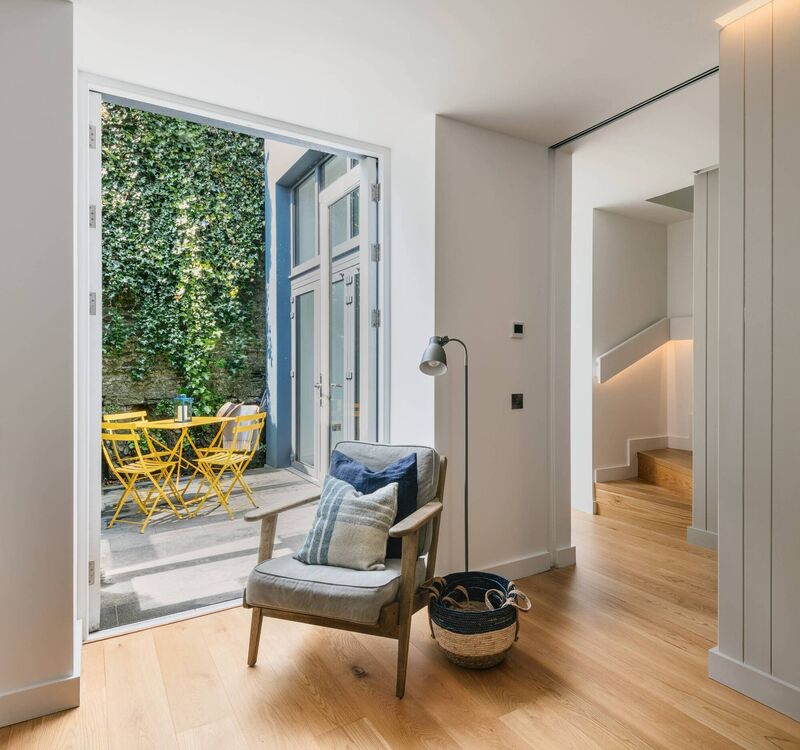 The selection, color and texture of the materials react to the 