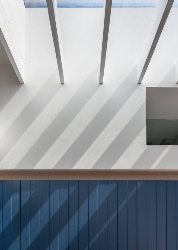 A new clockwork improves the contemporary feeling of design.