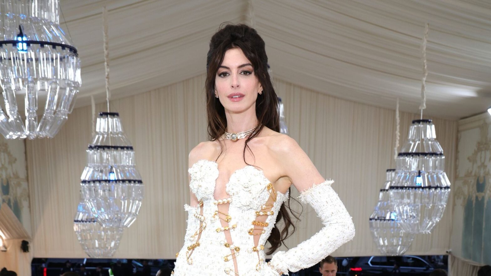 I am obsessed with the head of Anne Hathaway's kitchen