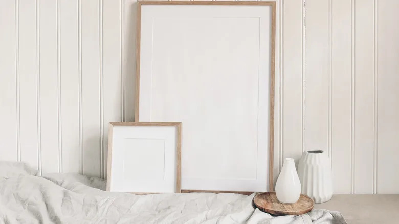 Pearl board cladding with white decor