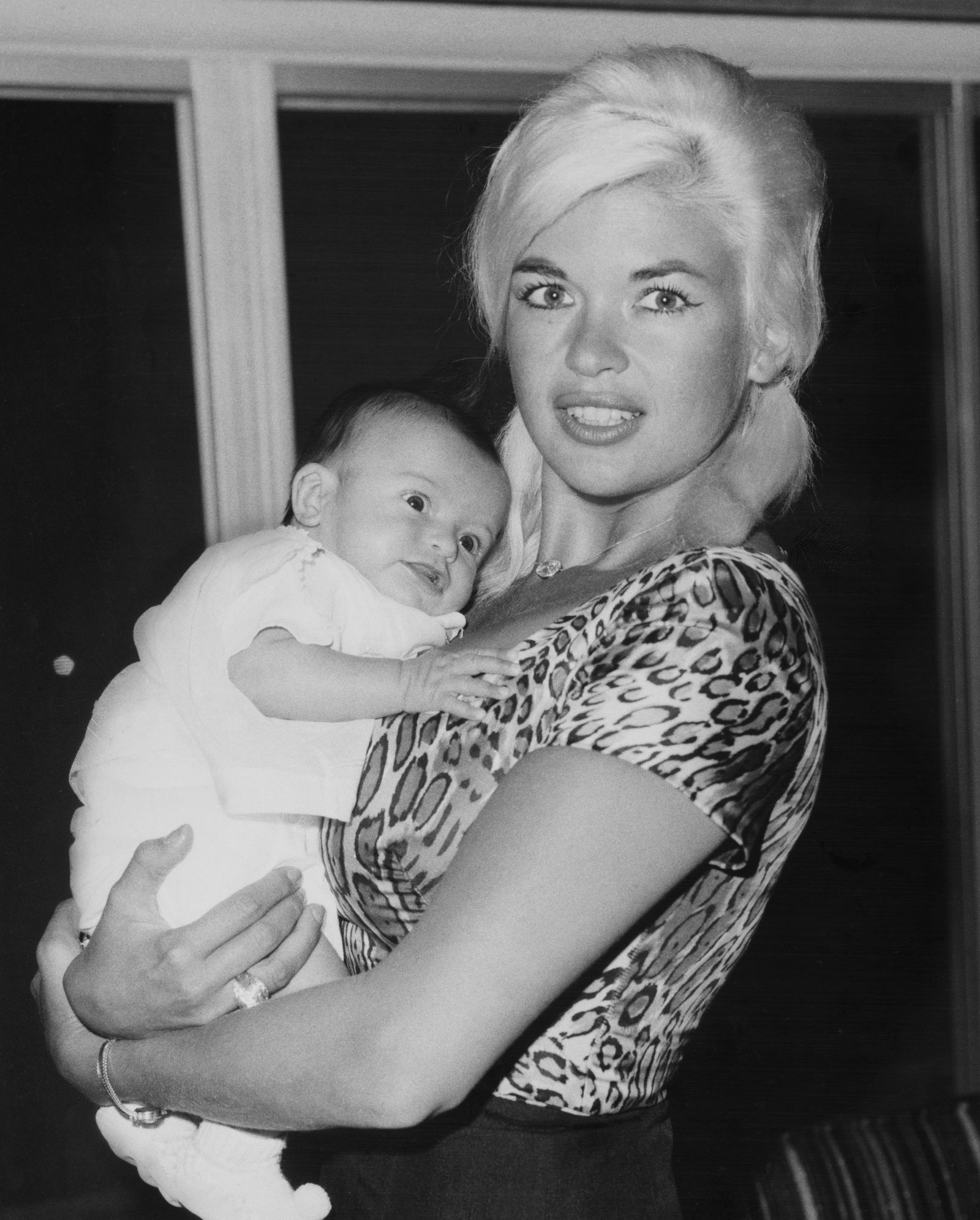 Blackandwhite Photo by Jayne Mansfield in Leoparden -Print -Top with a newborn daughter Mariska Hargitay