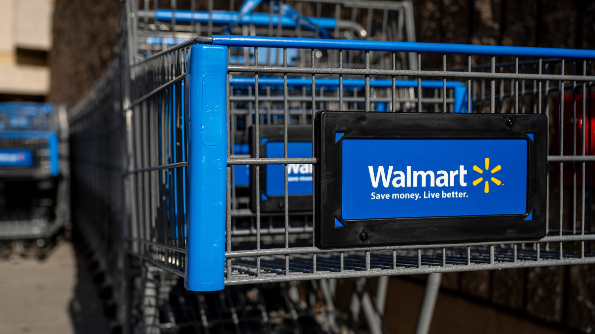 Walmart sells a rock chair terrace for 80 US dollars that transforms its terrace into a blissful oasis
