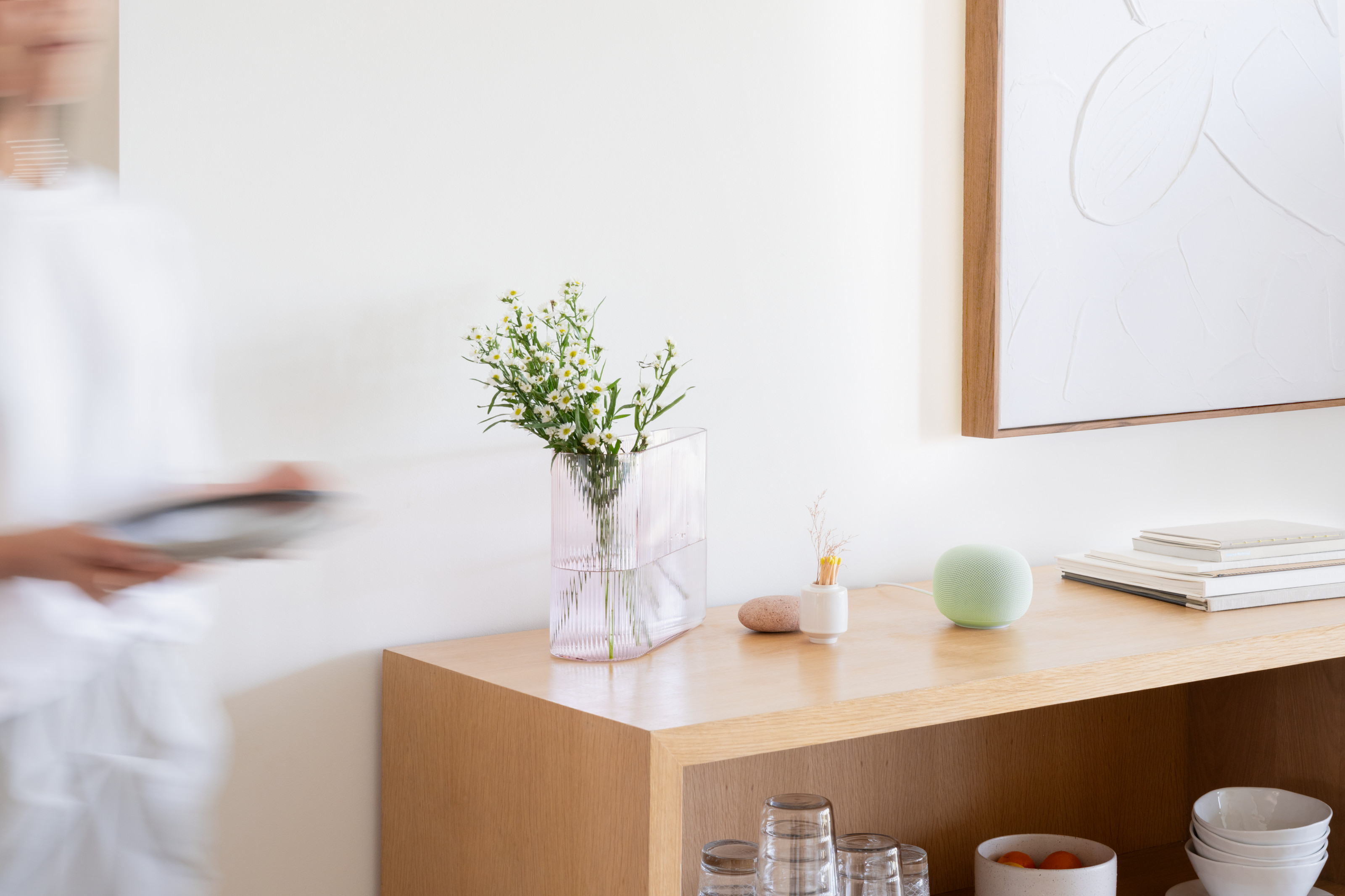A subtle but attentive companion: Google Home Redner