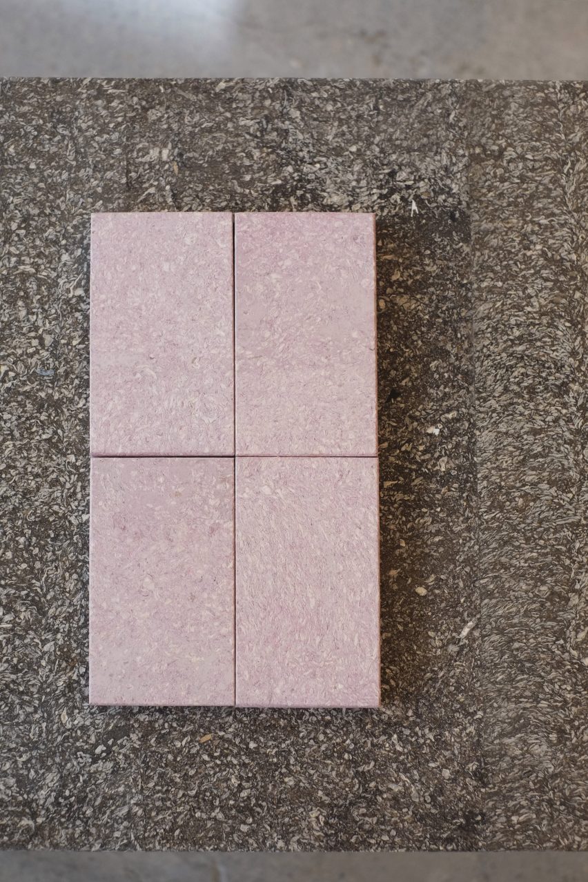 Photo of Hellrosa rehearsals from Cupsan on a brown table table of the same biomaterial