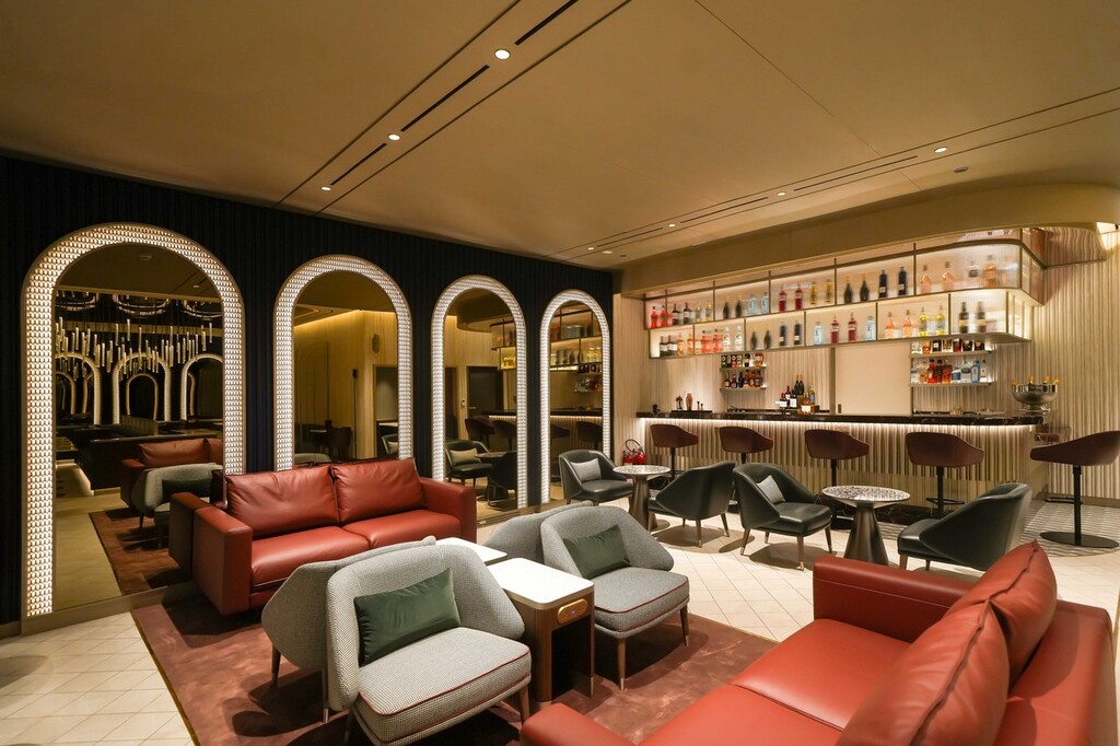 Central bar and seating in British Airways' new Dubai lounge
