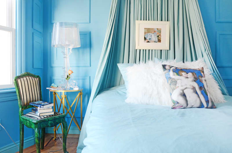 Designers are reviving this romantic bedroom style (even in smaller rooms)