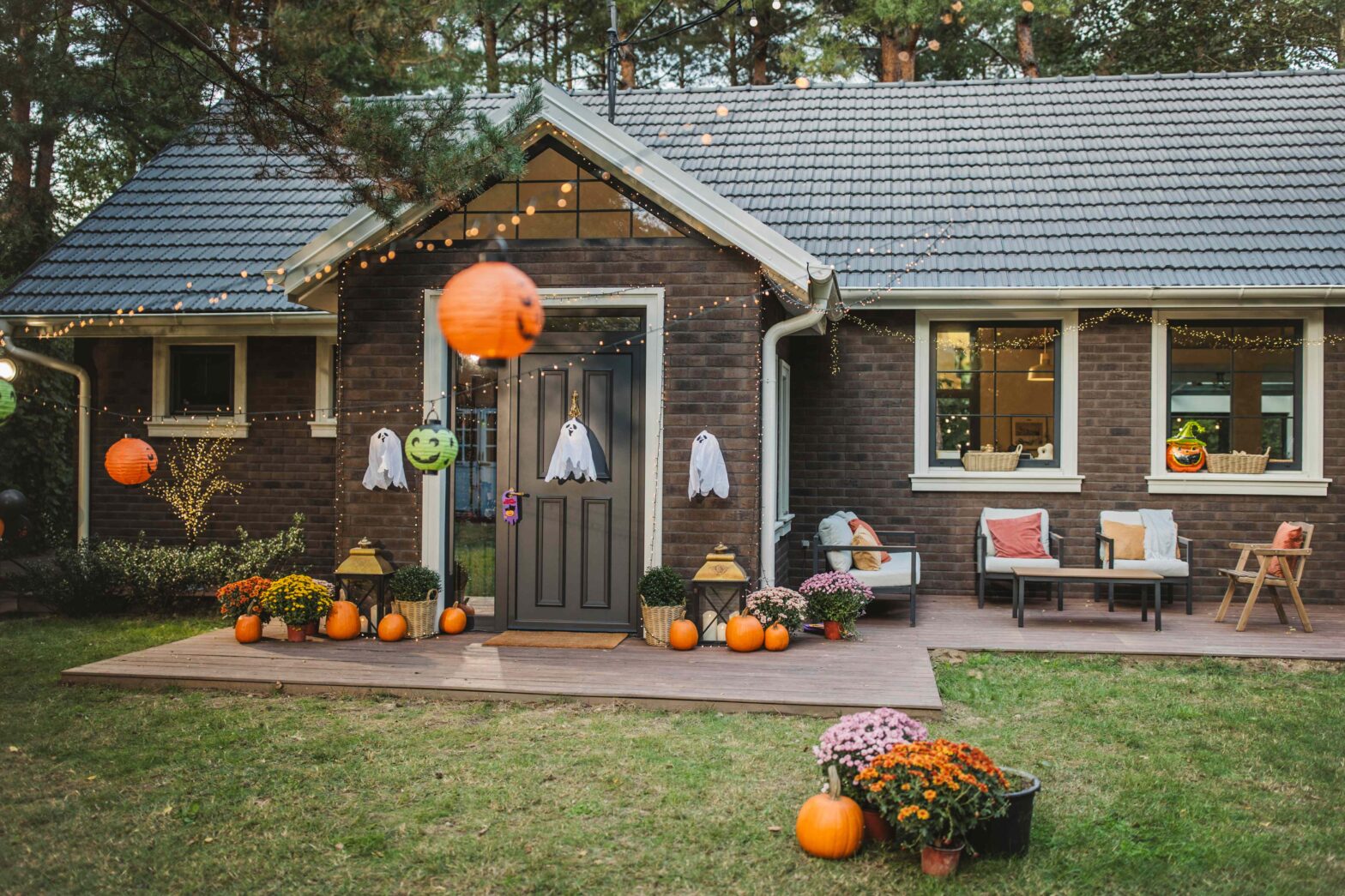 6 adhesive Halloween decorations that immediately make a home look bad