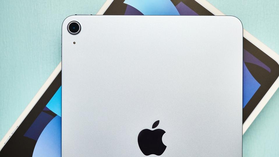 Apple iPad Air 4 in sky blue
