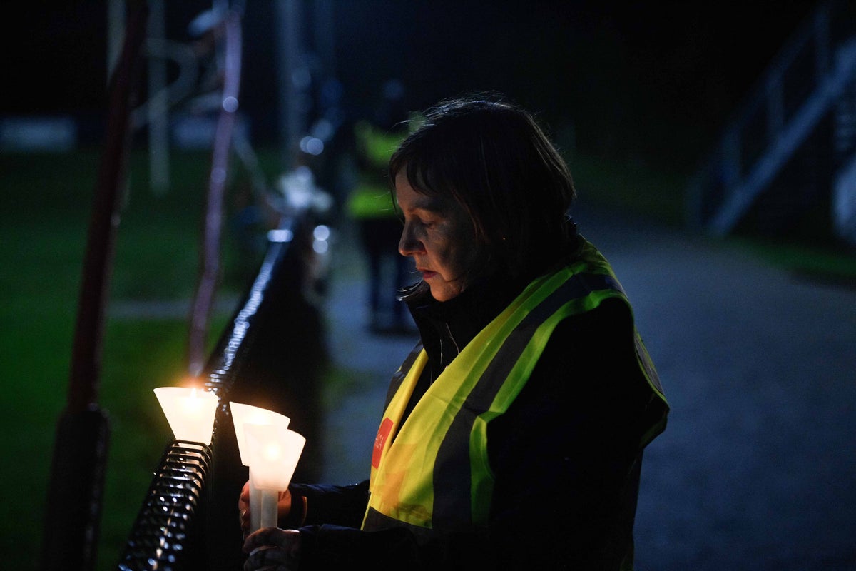 Hundreds gather to remember the father, mother and son who were killed in Co -Louth